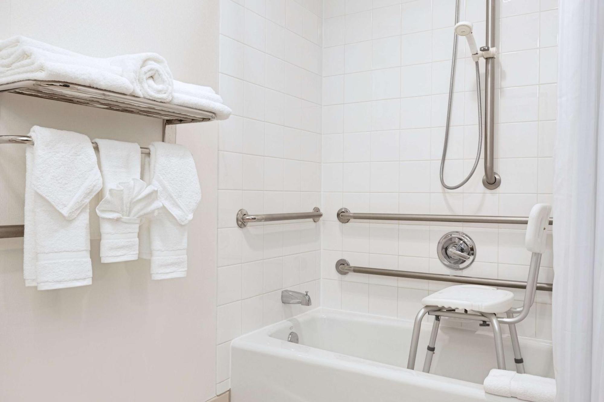 King Room Accessible Tub Mobility Access,1551958387:JPEG
